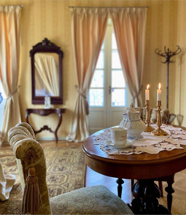 Naeaes Slott Guest House Floda  Bagian luar foto