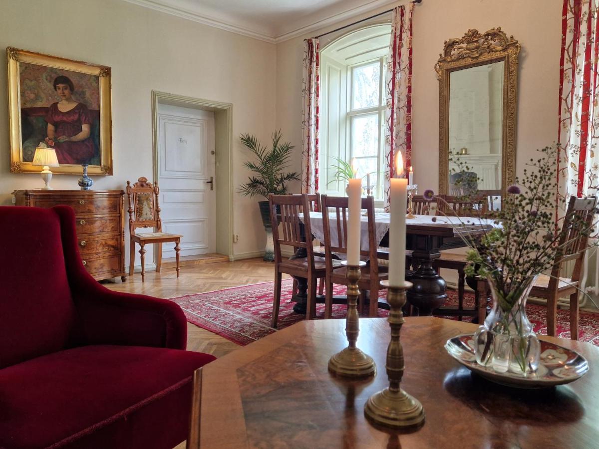 Naeaes Slott Guest House Floda  Bagian luar foto