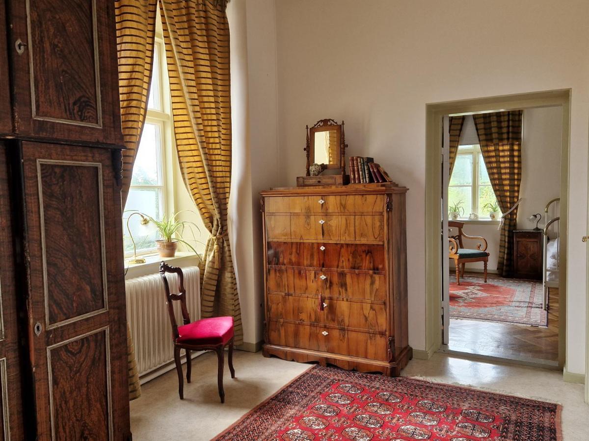 Naeaes Slott Guest House Floda  Bagian luar foto