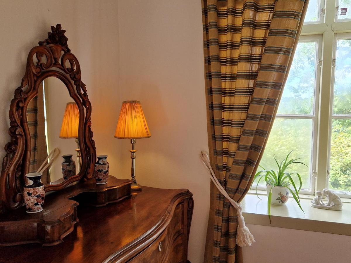 Naeaes Slott Guest House Floda  Bagian luar foto