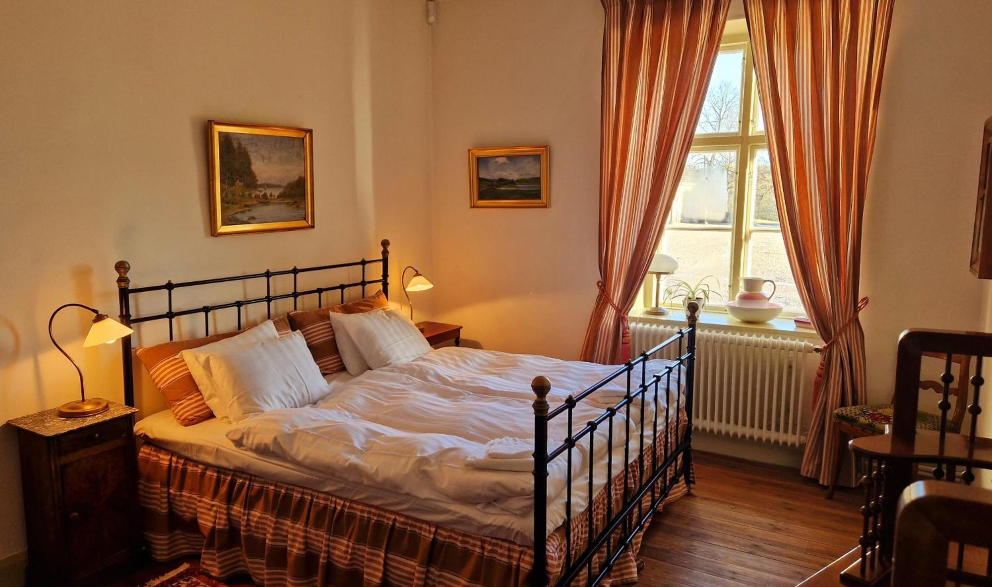 Naeaes Slott Guest House Floda  Bagian luar foto