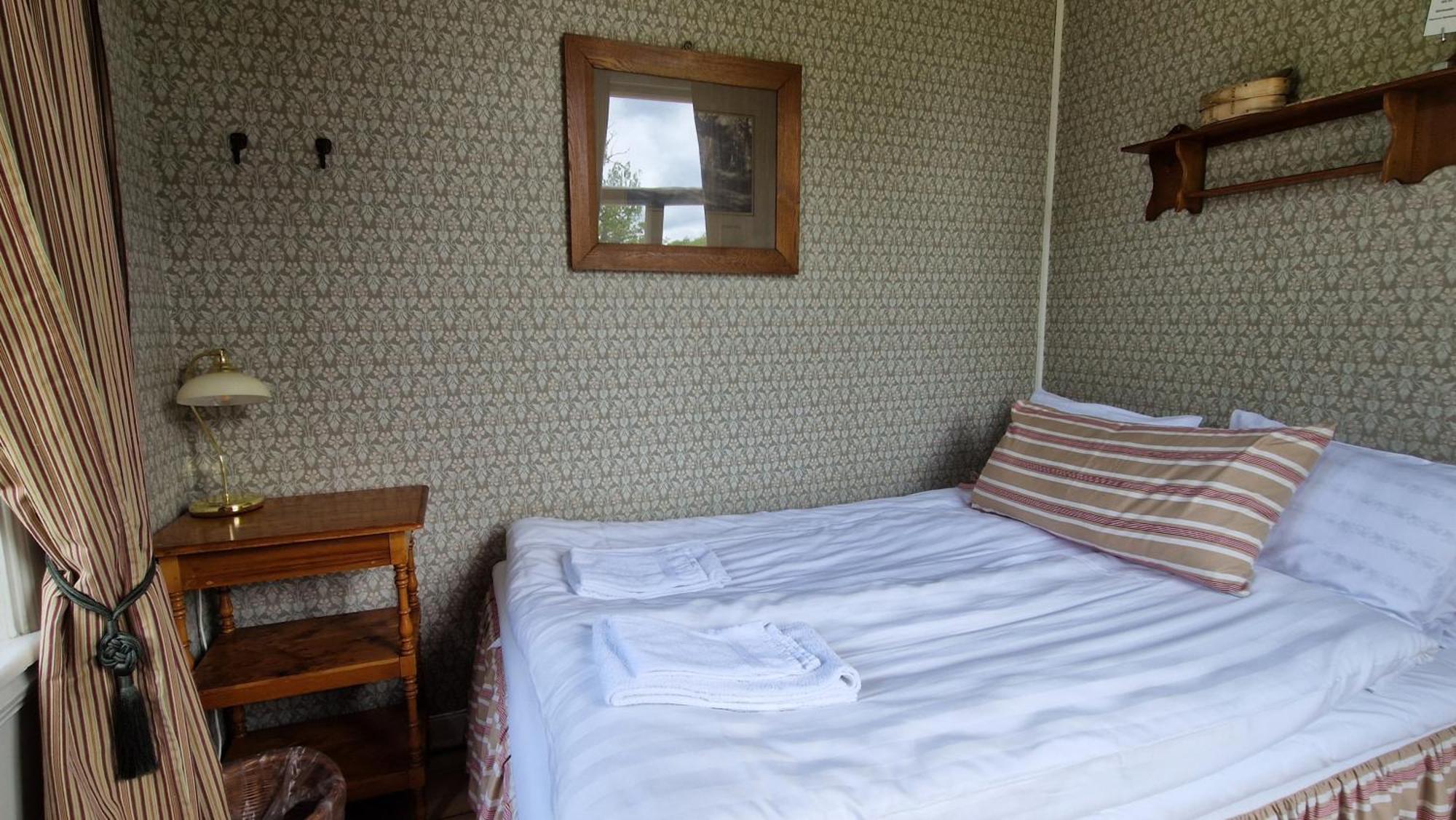 Naeaes Slott Guest House Floda  Bagian luar foto