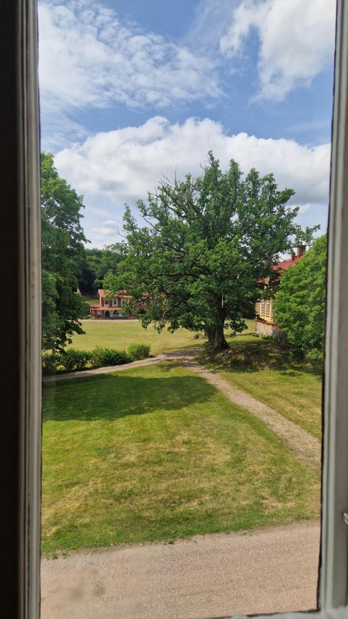 Naeaes Slott Guest House Floda  Bagian luar foto