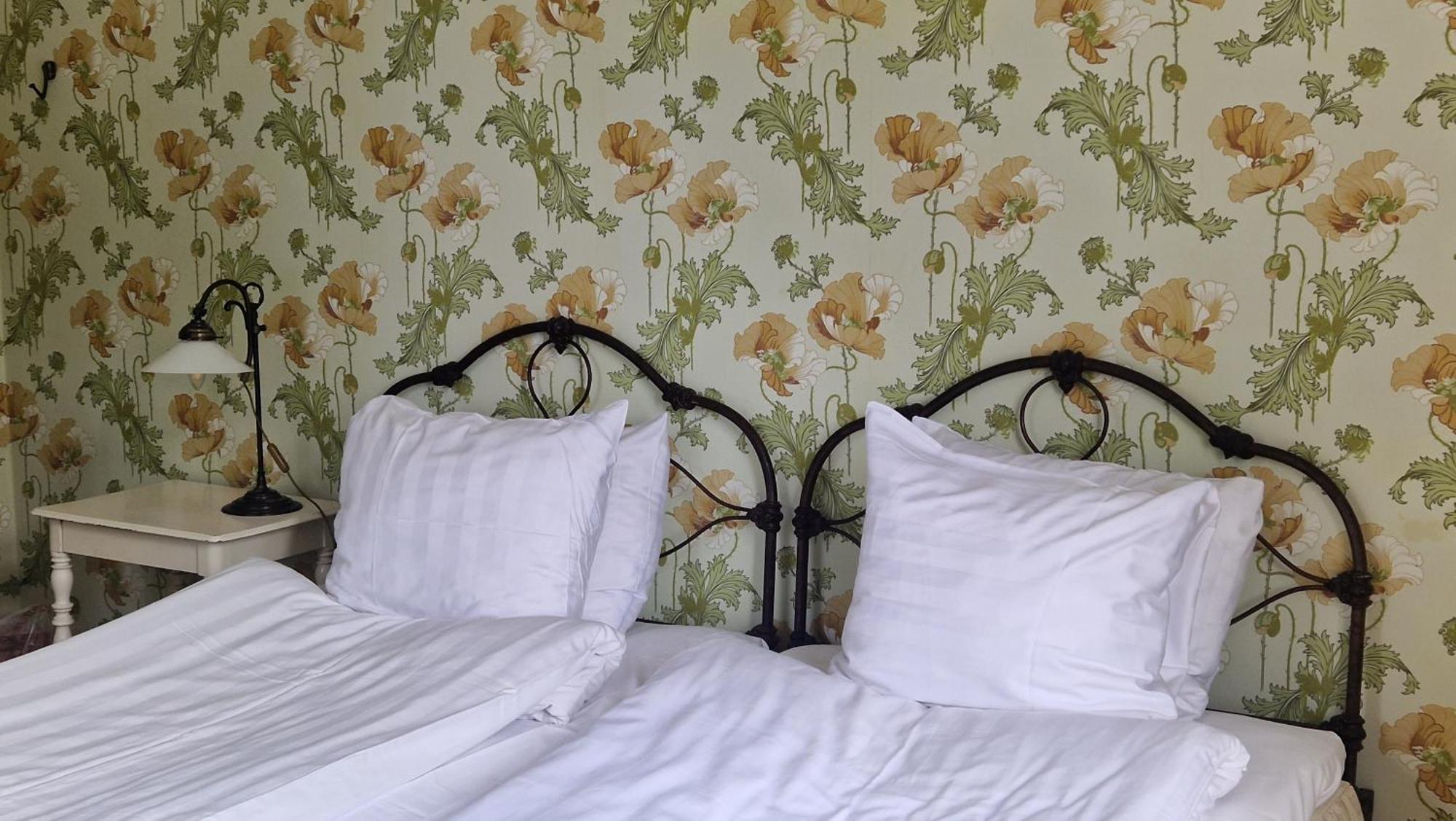 Naeaes Slott Guest House Floda  Bagian luar foto