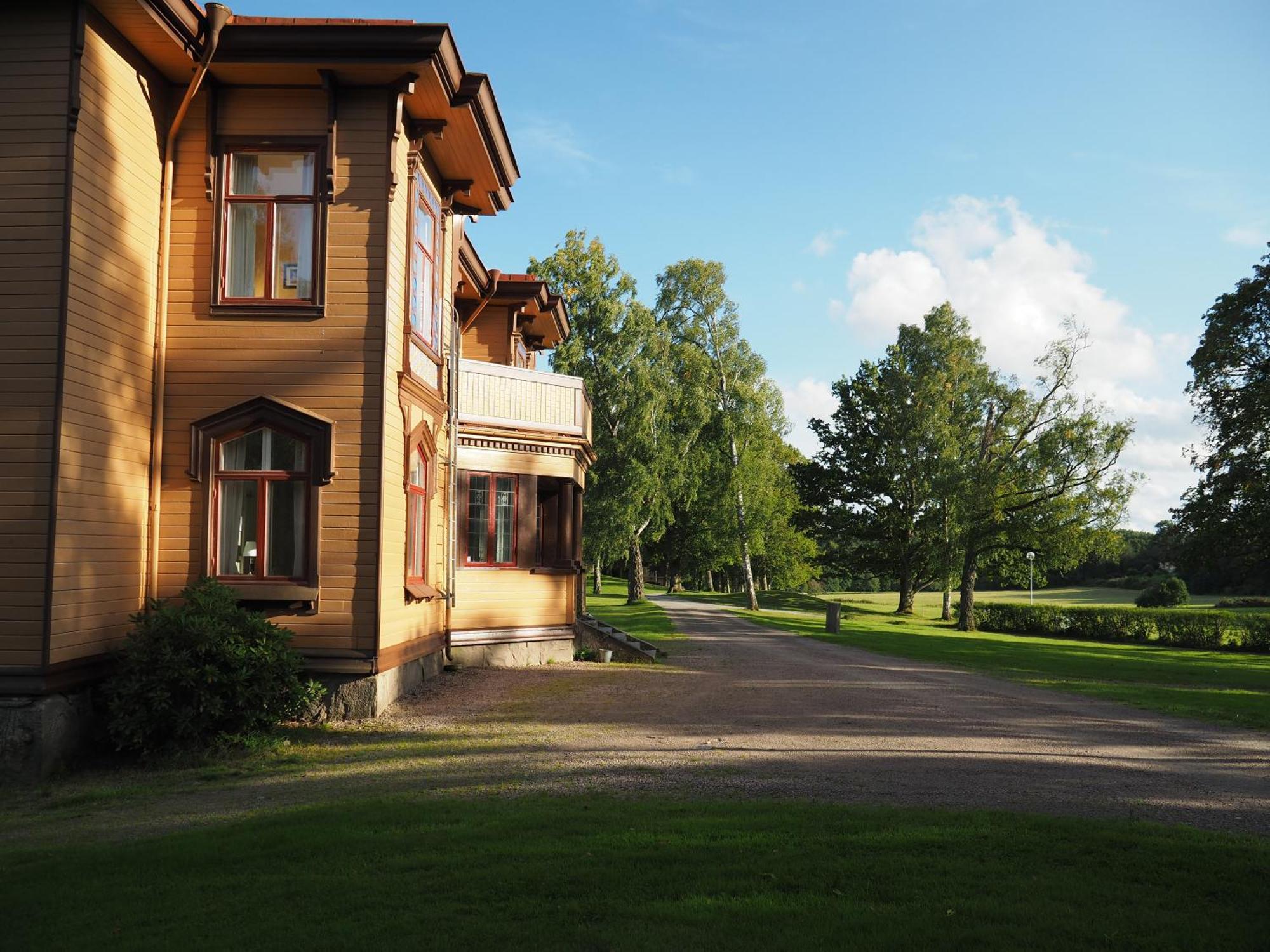 Naeaes Slott Guest House Floda  Bagian luar foto