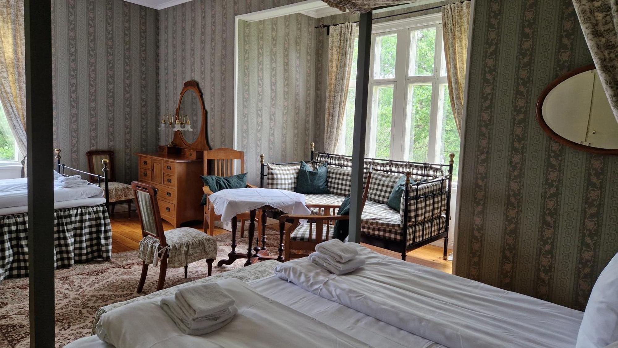 Naeaes Slott Guest House Floda  Bagian luar foto